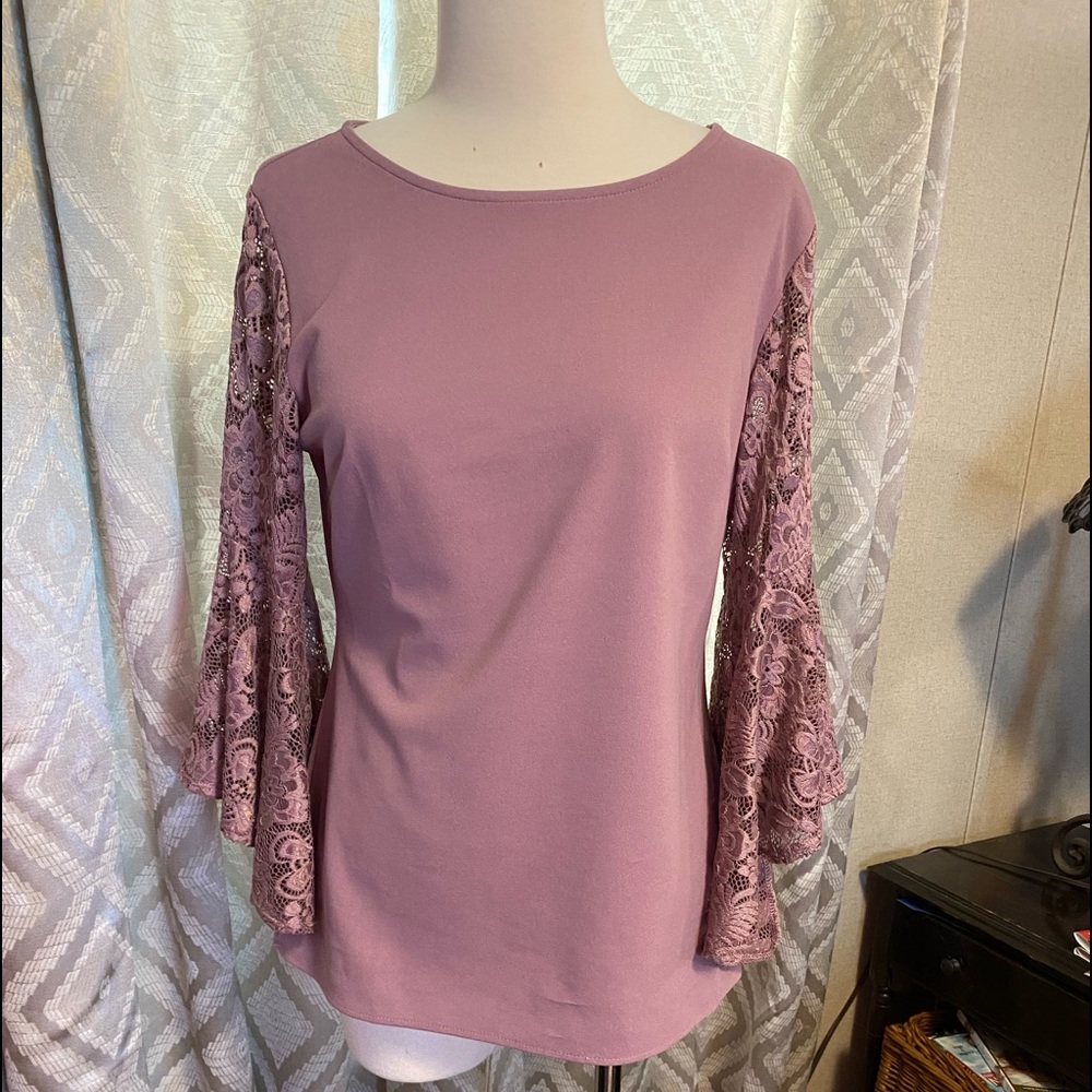 Absolutely gorgeous top with lace sleeves by Guillaume size S